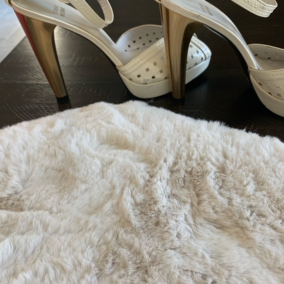 Stuart Weitzman women’s shoes NWOT 5” heel 1” Platform white with gold heel - Picture 4 of 6